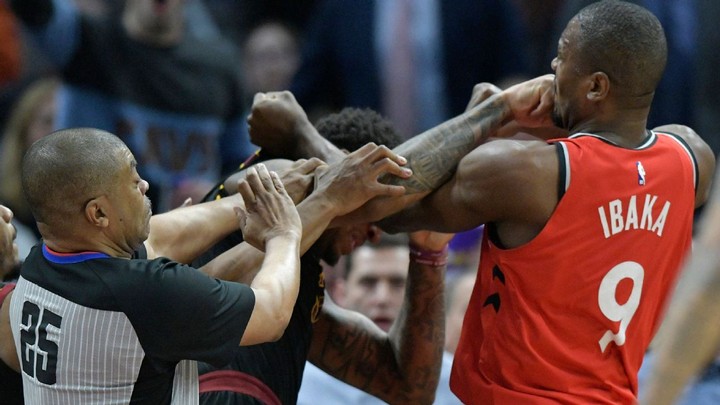 Toto sa nevidí často. V NBA lietali päste, Ibaka aj Chriss spoznali tresty